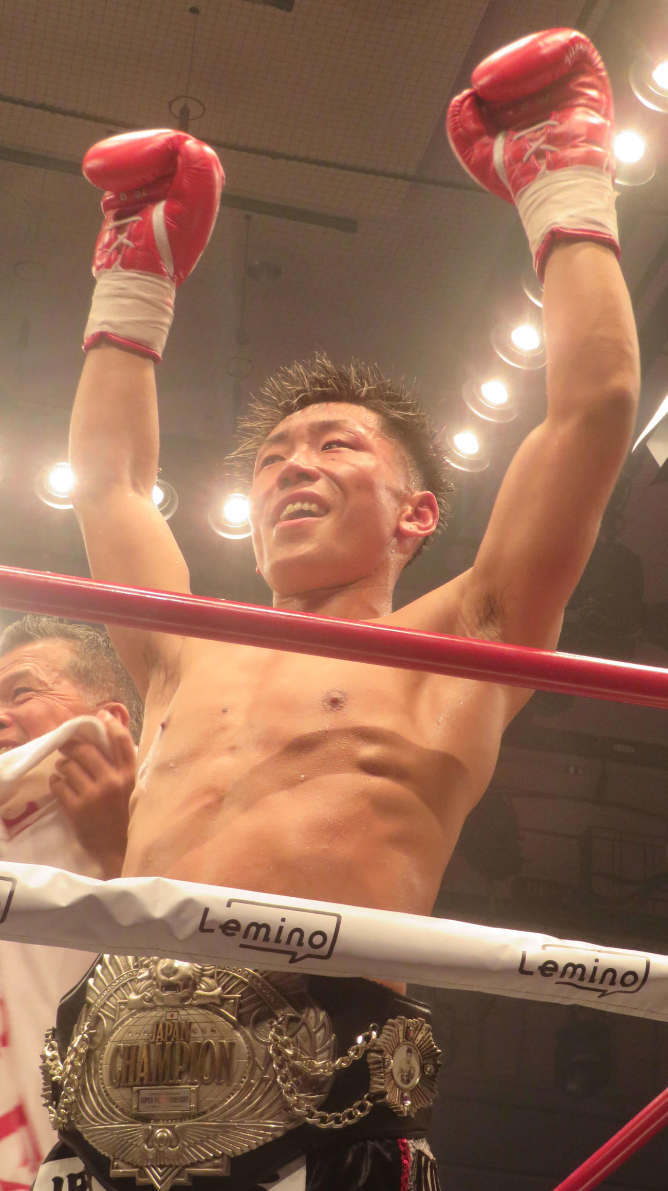 3度目の防衛に成功した日本スーパーフェザー級王者奈良井翼