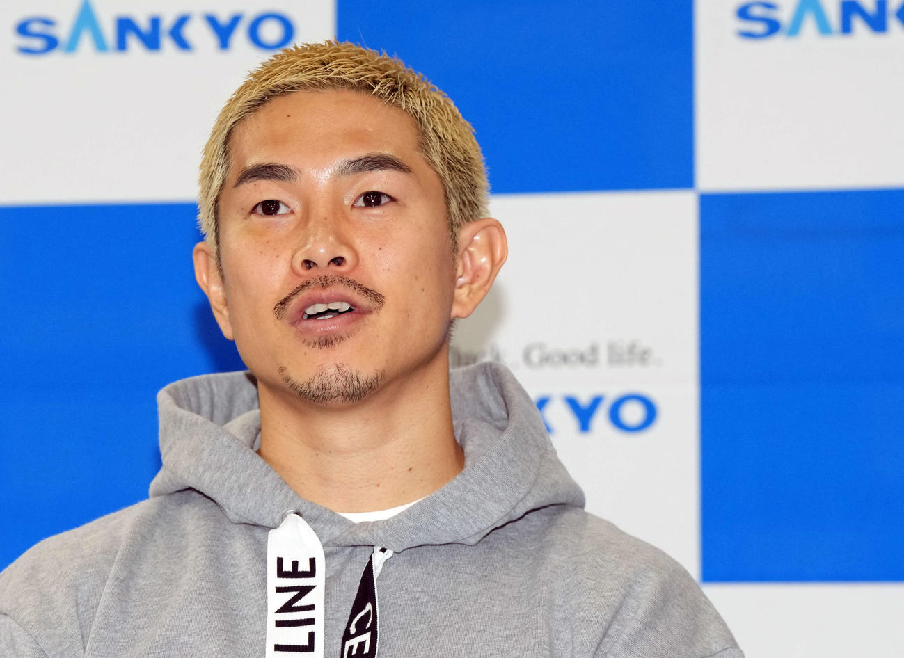 会見に臨んだ井岡（撮影・たえ見朱実）