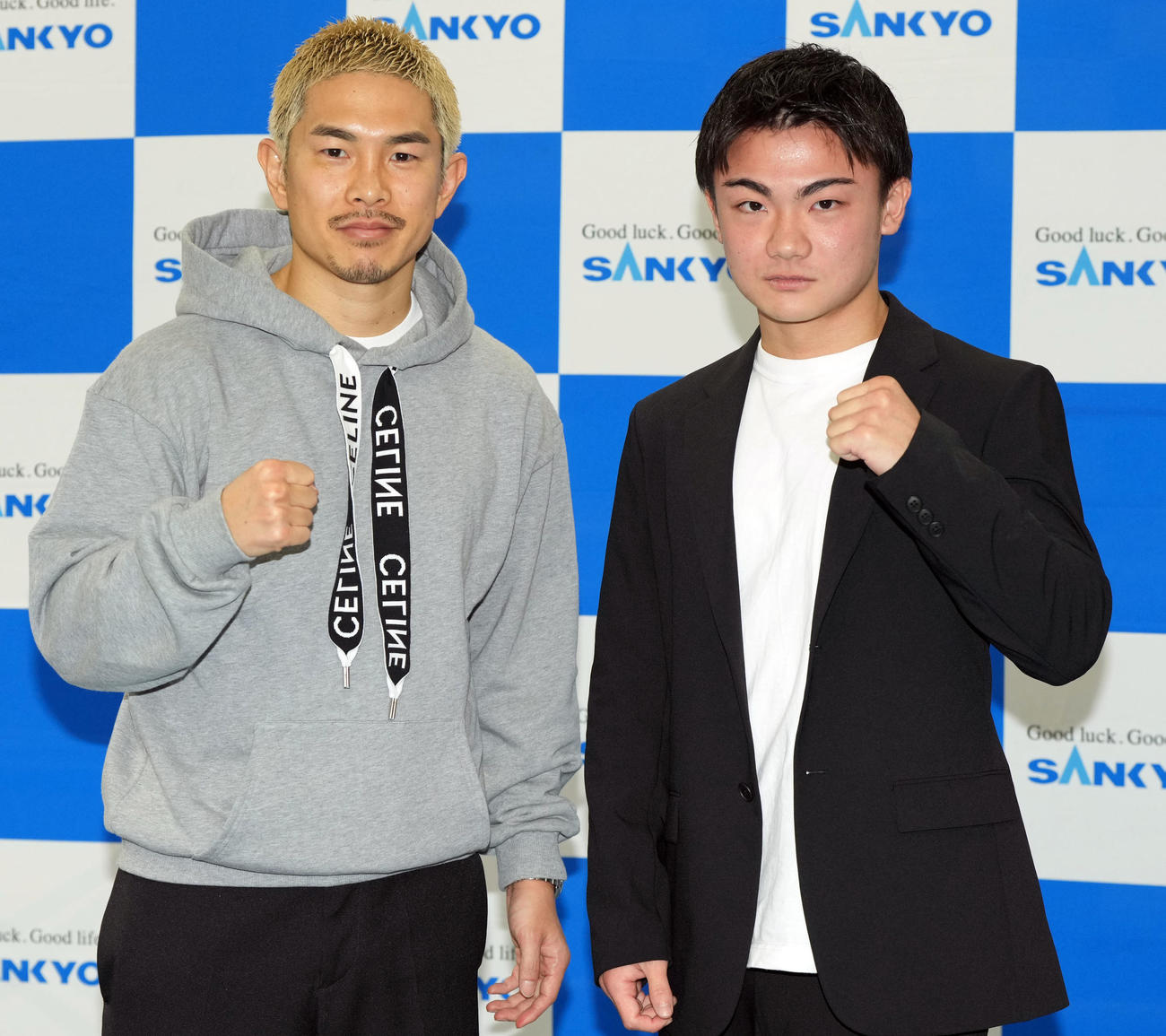 吉良（右）とポーズを決める井岡（撮影・たえ見朱実）