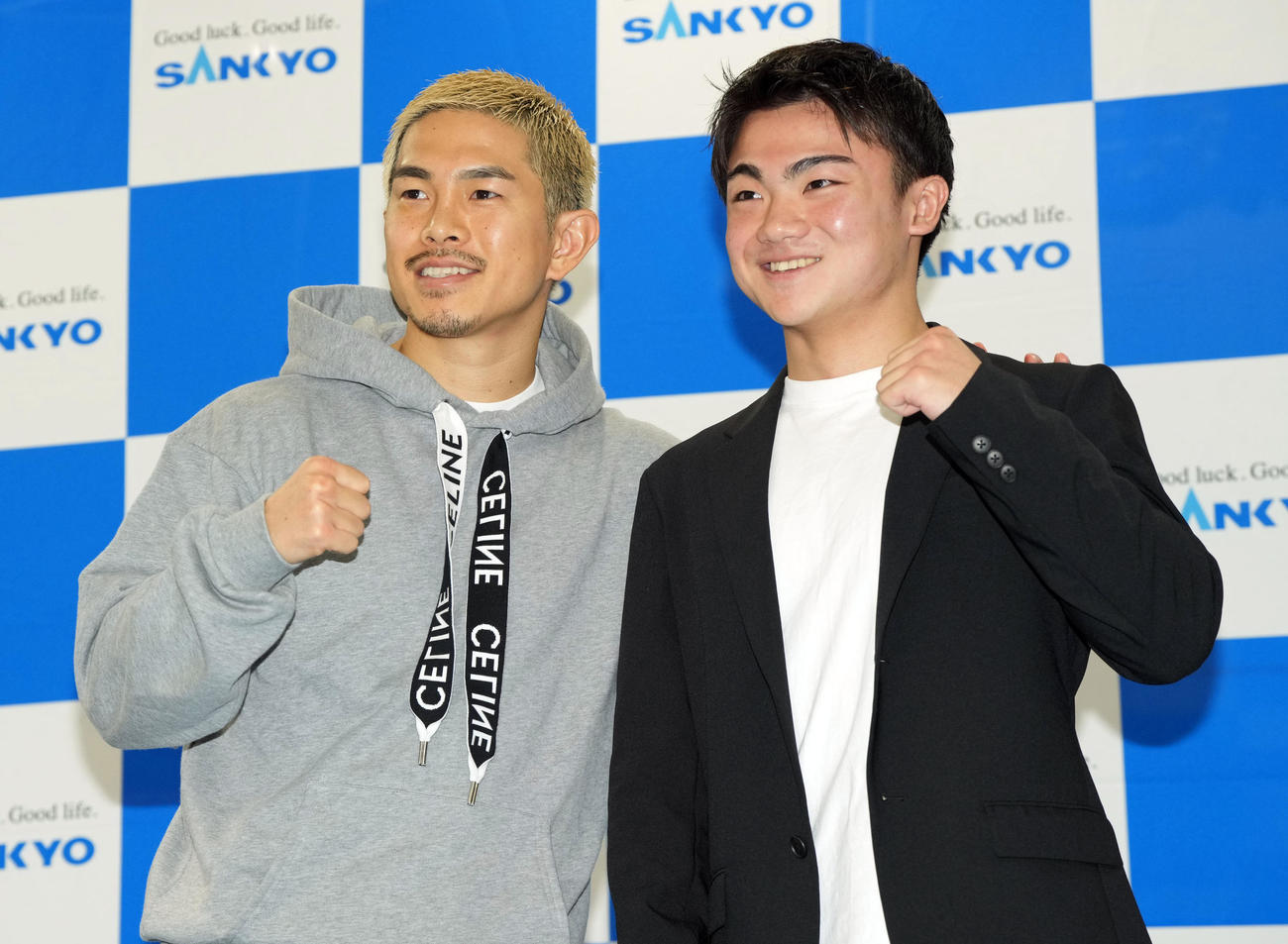 吉良（右）とポーズを決める井岡（撮影・たえ見朱実）