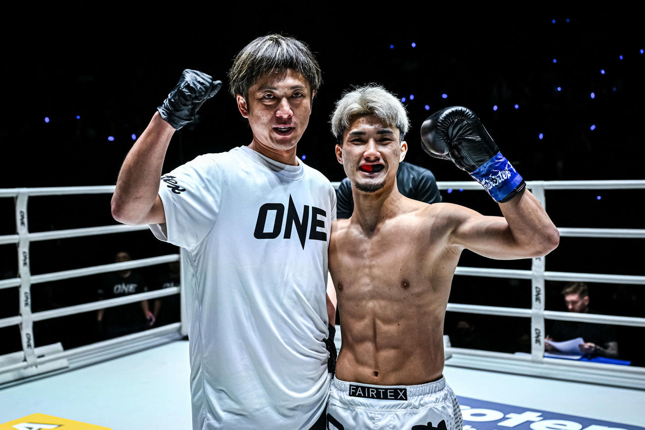 寺西トレーナーと喜ぶ芝宏二郎（右）（C）ONE Championship