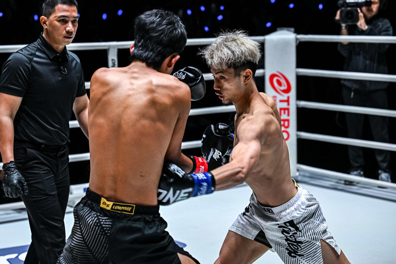 強烈な左ボディーでKO勝ちした芝宏二郎（右）（C）ONE Championship