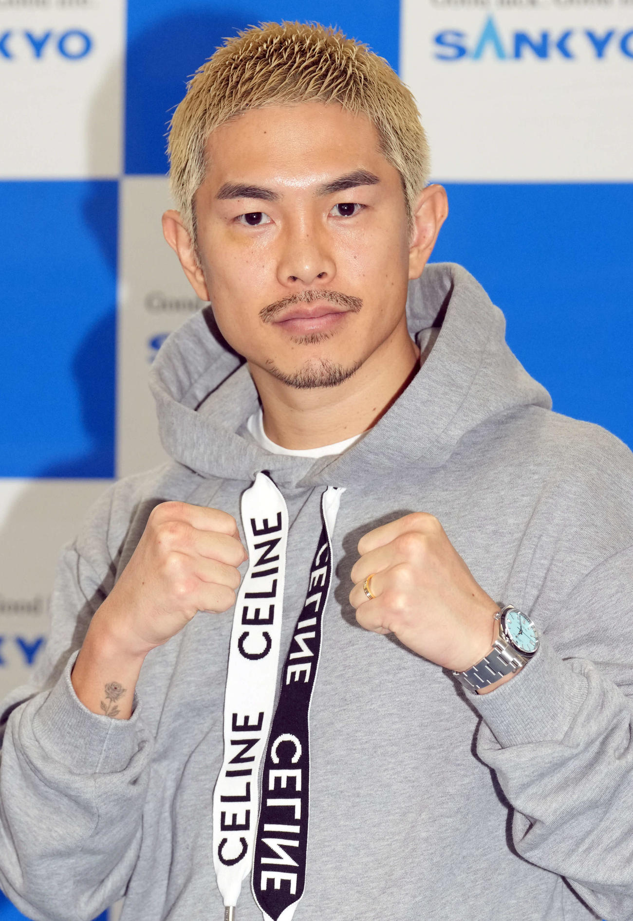 ポーズを決める井岡（撮影・たえ見朱実）