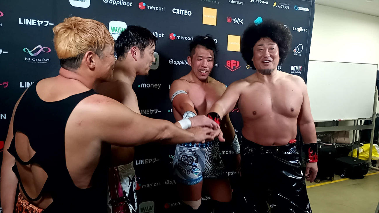 チームノアの（左から）Hi69、小峠篤司、大原はじめ、モハメドヨネは手を重ねて気勢を上げた