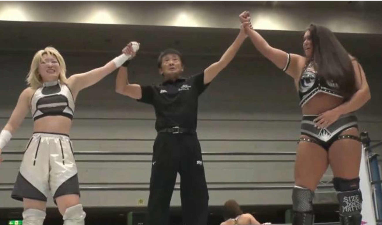 勝ち名乗りを受ける鉄アキラ（左）とボジラ（スターダムワールド公式Xから）
