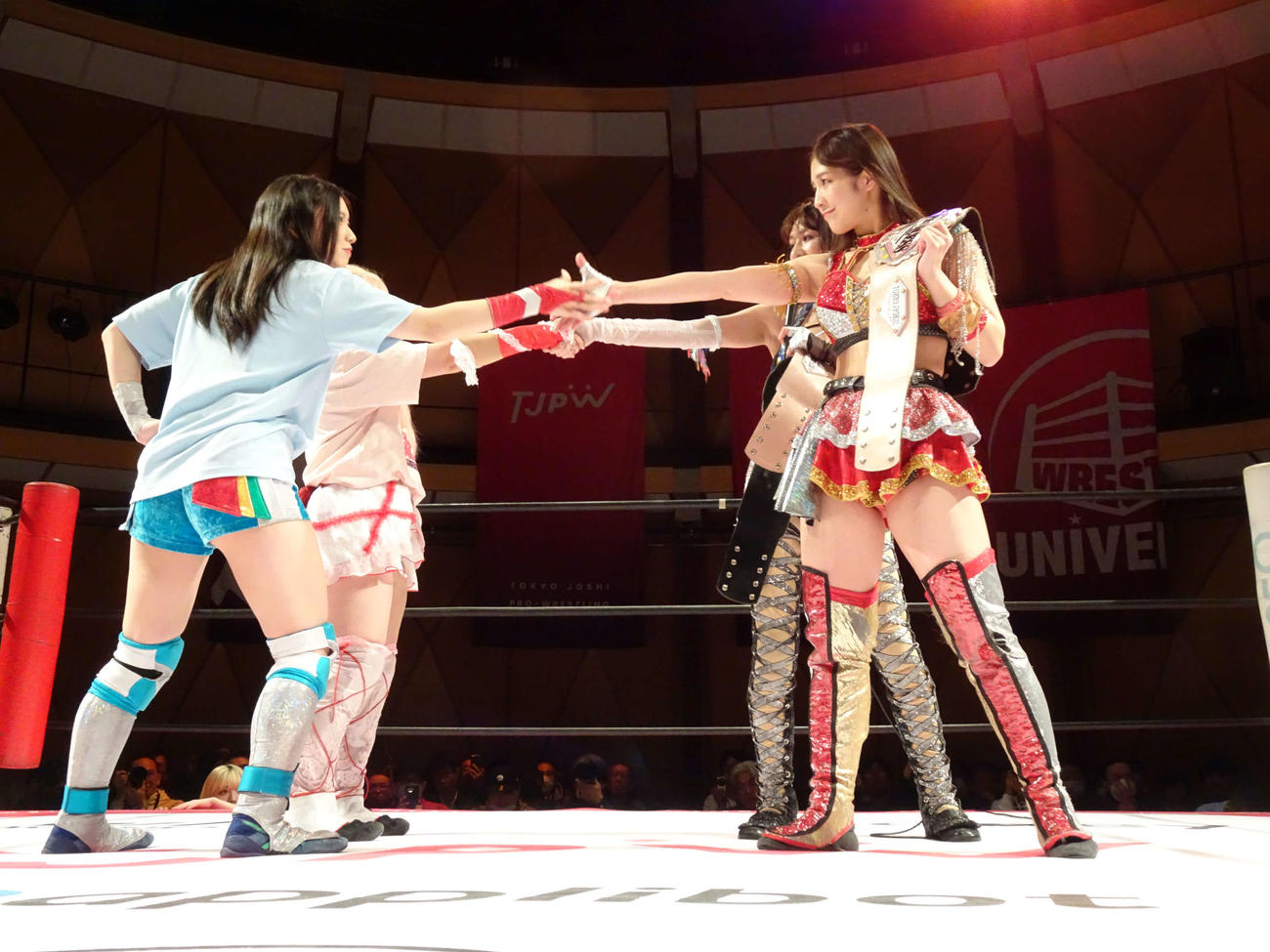 握手をする（左から）風城ハル、愛野ユキ、上福ゆき、上原わかな