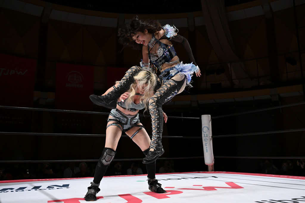 キラ・サマーにフェイマサーを決める上福ゆき（東京女子プロレス公式サイトから）