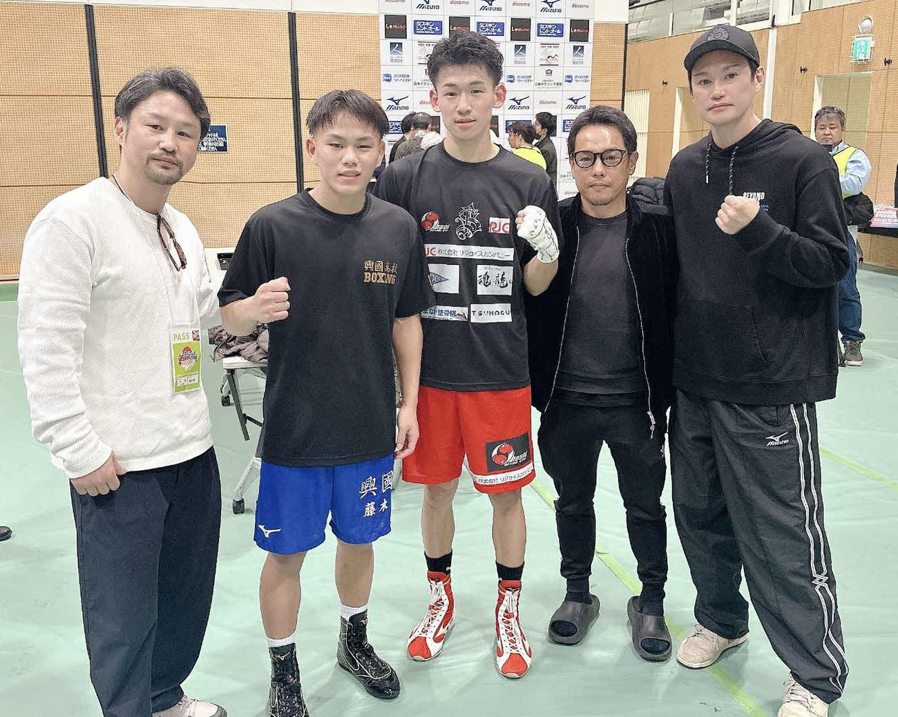 大橋ジム所属の祝聖哉（中央）と全日本決勝で対戦し、優勝を飾った藤木勇我（左から2番目）（大橋ジム提供）