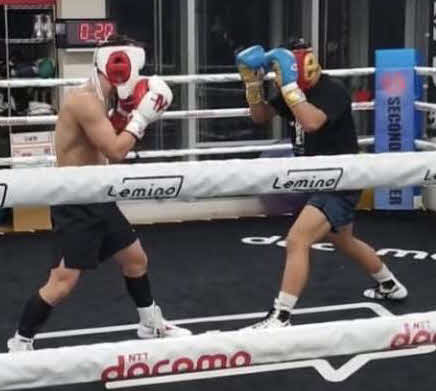 大橋ジムで井上尚弥（左）とも軽めのスパーリングを経験した藤木勇我（大橋ジム提供）