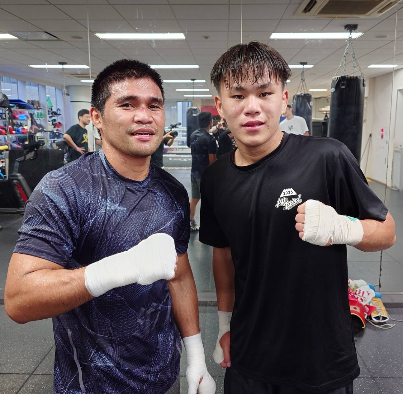 元WBAスーパー、IBF世界スーパーバンタム級統一王者マーロン・タパレス（左）ともスパーリングした藤木勇我（大橋ジム提供）