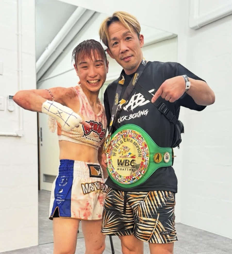 8月にWBCムエタイ世界女子ミニマム級王座を戴冠した直後の撫子とTOMONORI会長（WBCムエタイ公式サイトから）