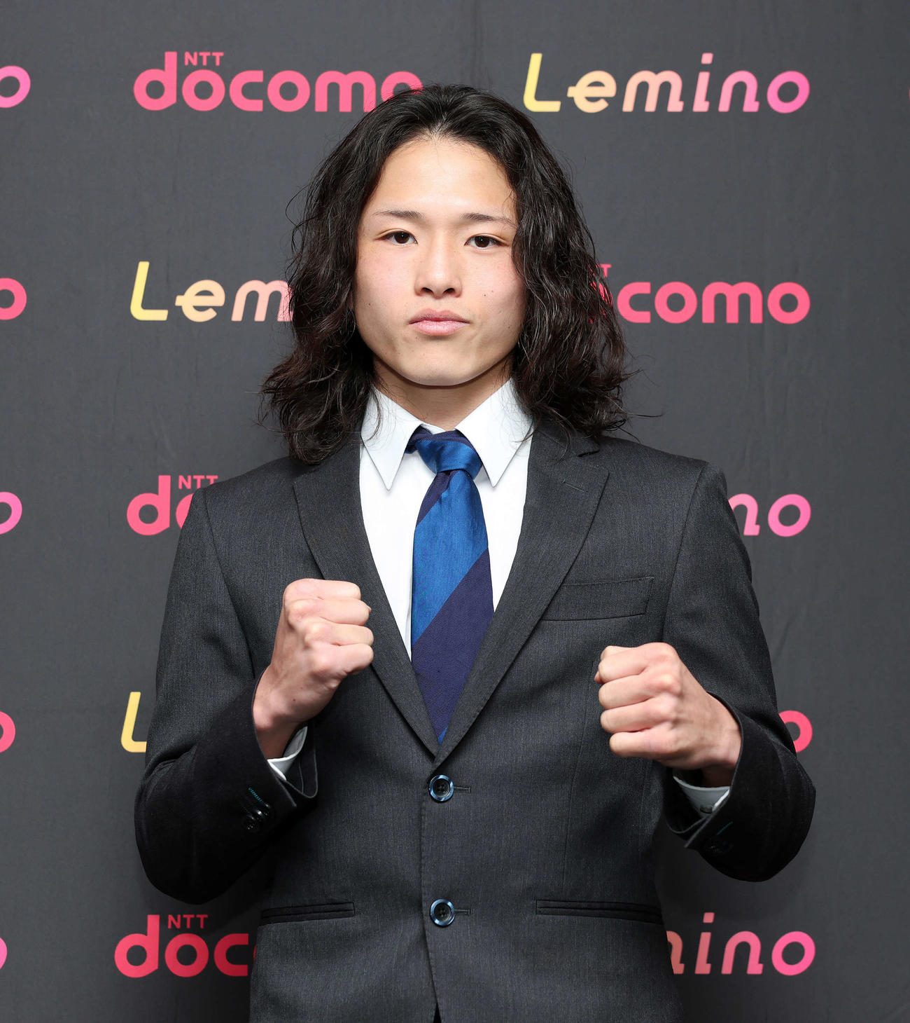 プロ転向会見を行った片岡（撮影・鈴木正人）
