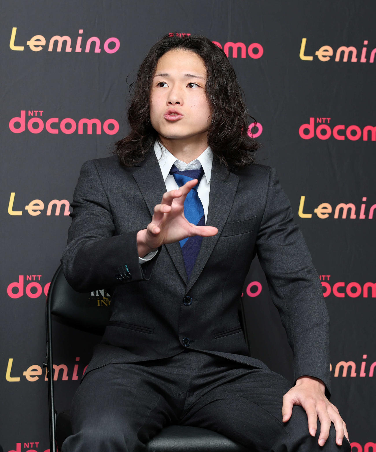 プロ転向会見する片岡（撮影・鈴木正人）