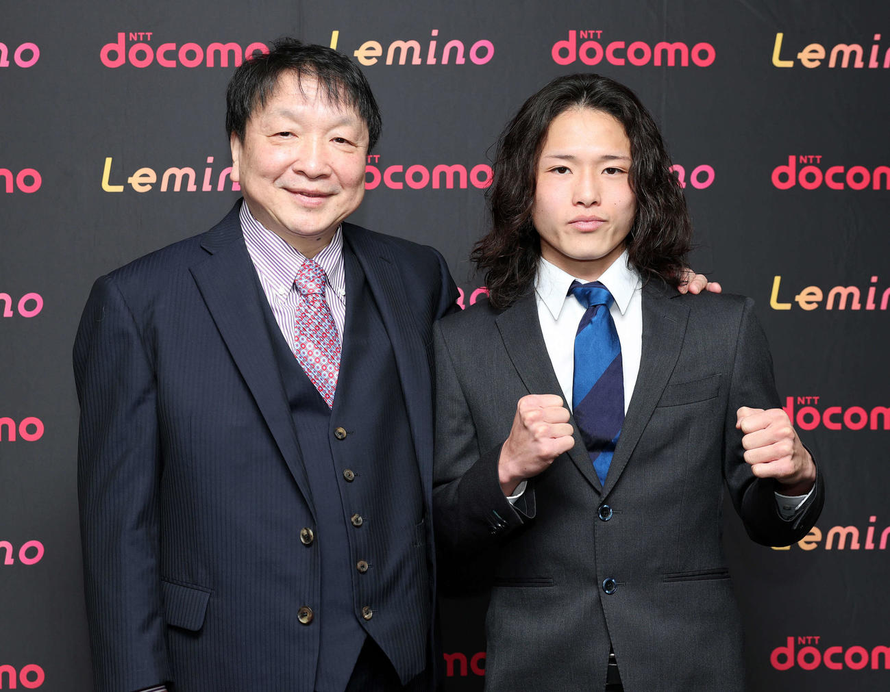 写真に納まる、大橋会長（左）と片岡（撮影・鈴木正人）