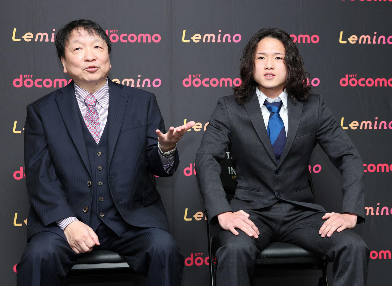 プロ転向会見に臨む大橋会長（左）と片岡（撮影・鈴木正人）