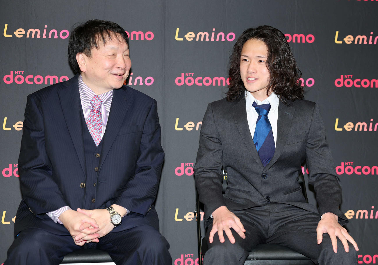 プロ転向会見に臨む大橋会長（左）と片岡（撮影・鈴木正人）