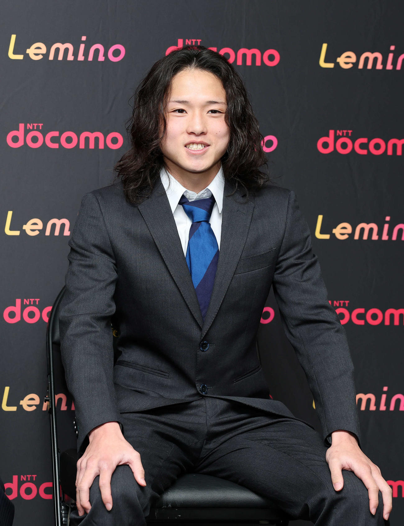 プロ転向会見に臨む片岡（撮影・鈴木正人）