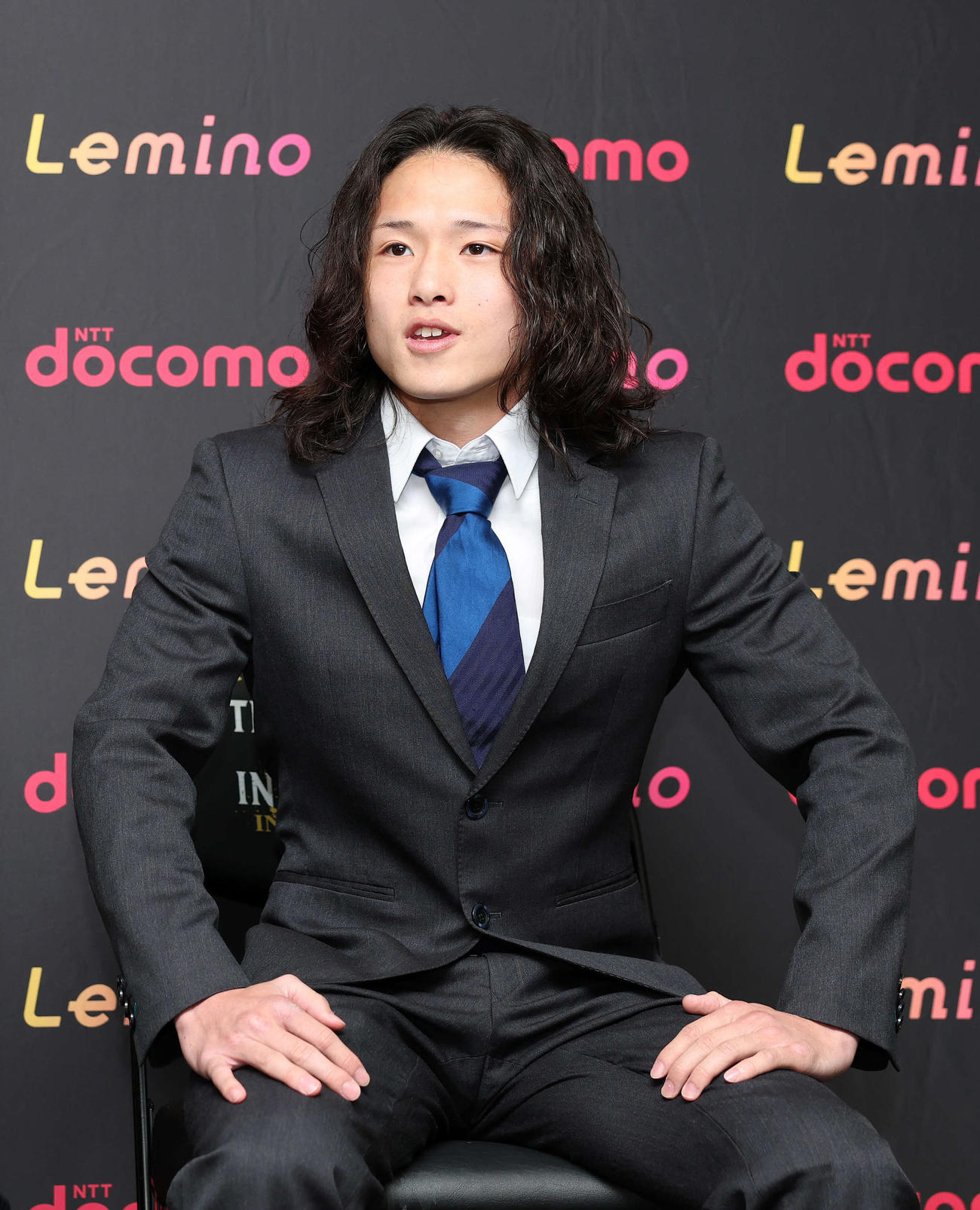 プロ転向会見に臨む片岡（撮影・鈴木正人）