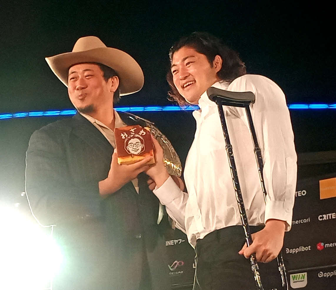 稲村愛輝とOZAWA（右）は和やかな雰囲気だっったが…