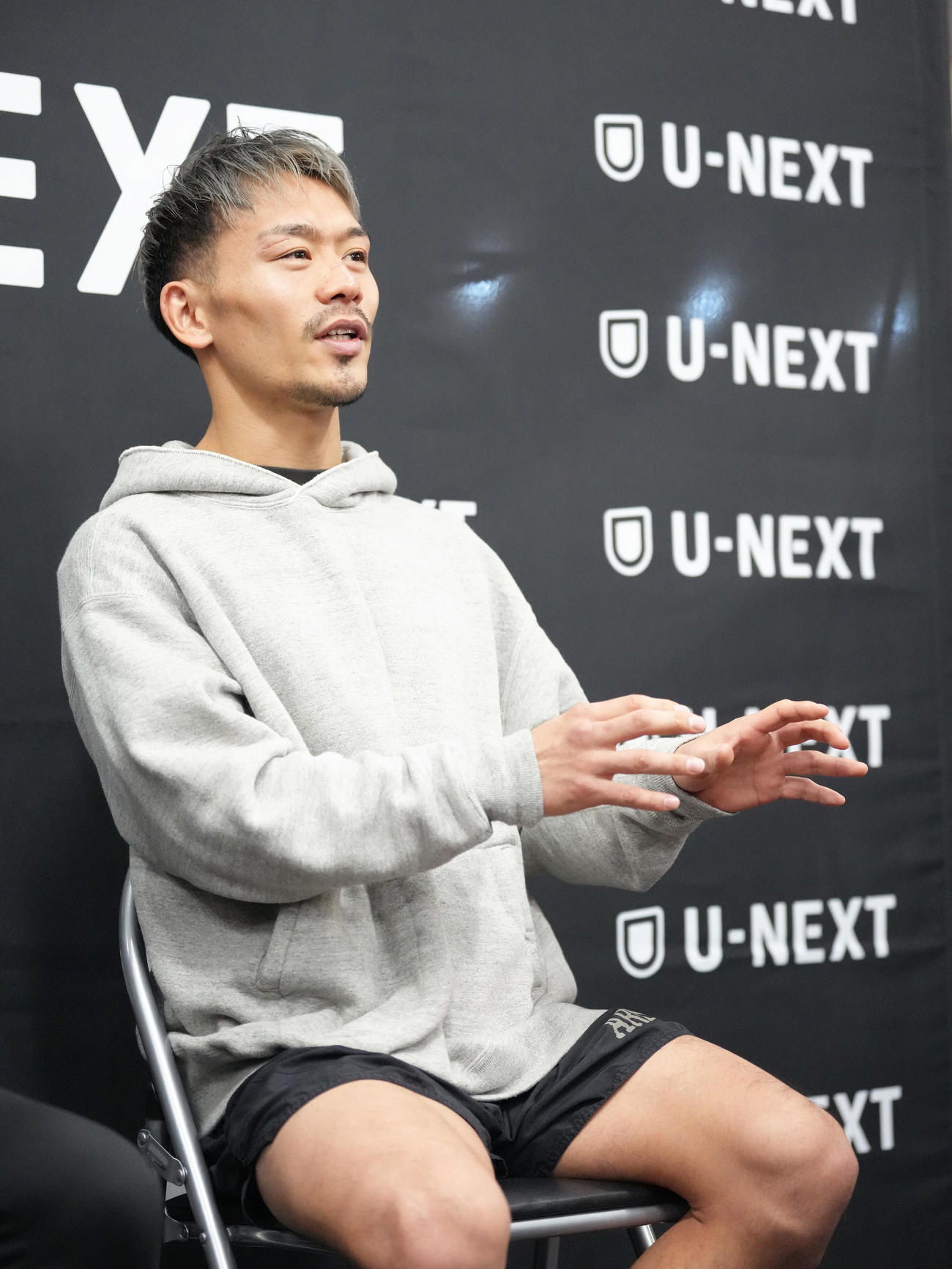 会見に臨む堤（撮影・足立雅史）
