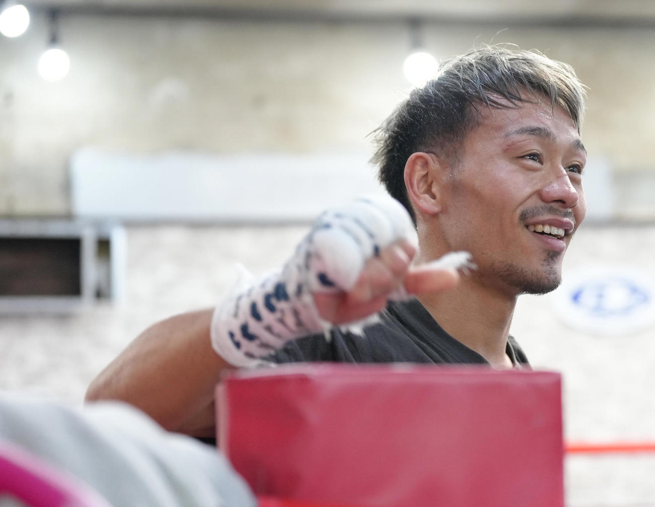 練習中、笑顔を見せる堤（撮影・足立雅史）
