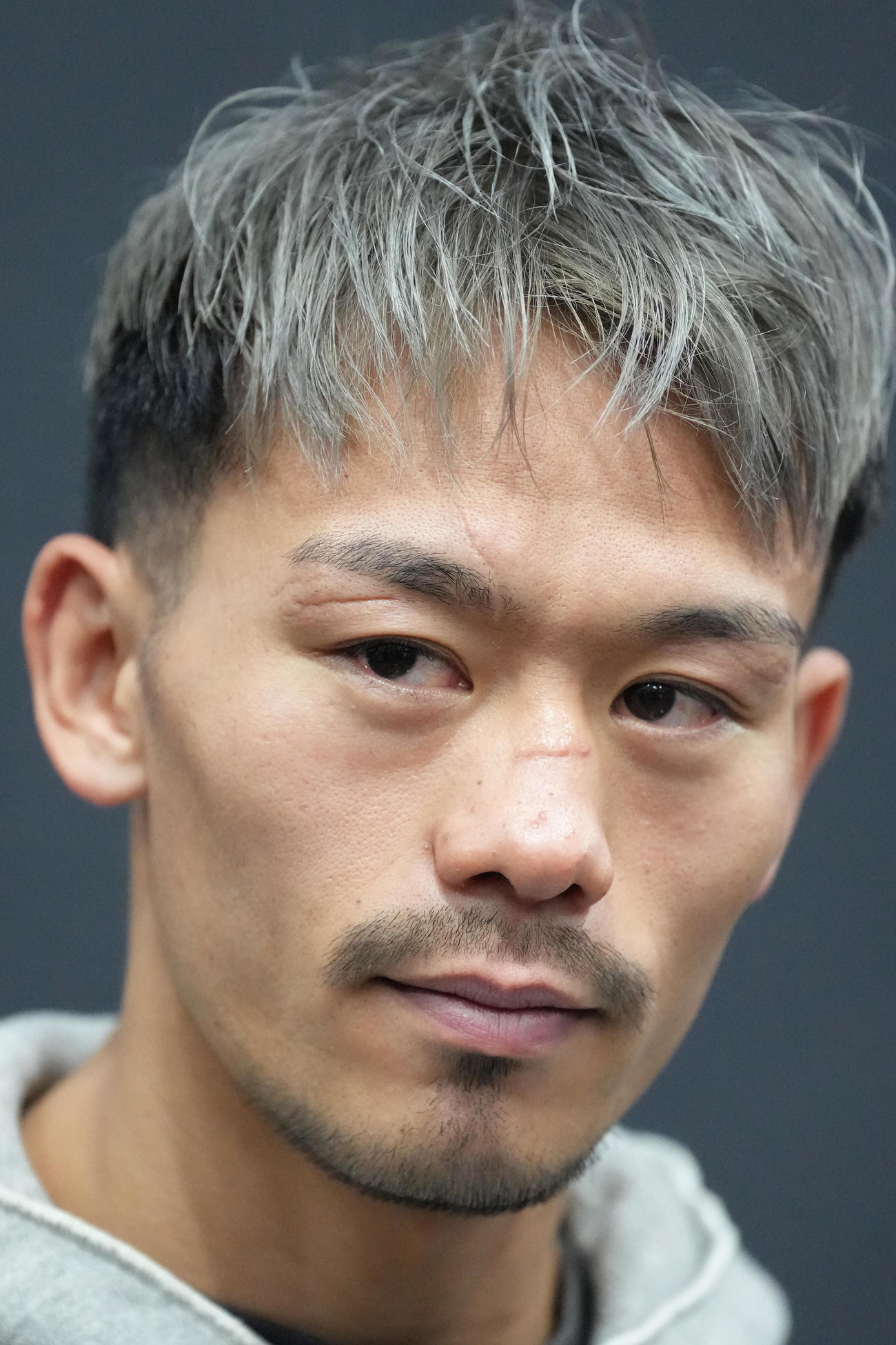会見に臨む堤（撮影・足立雅史）