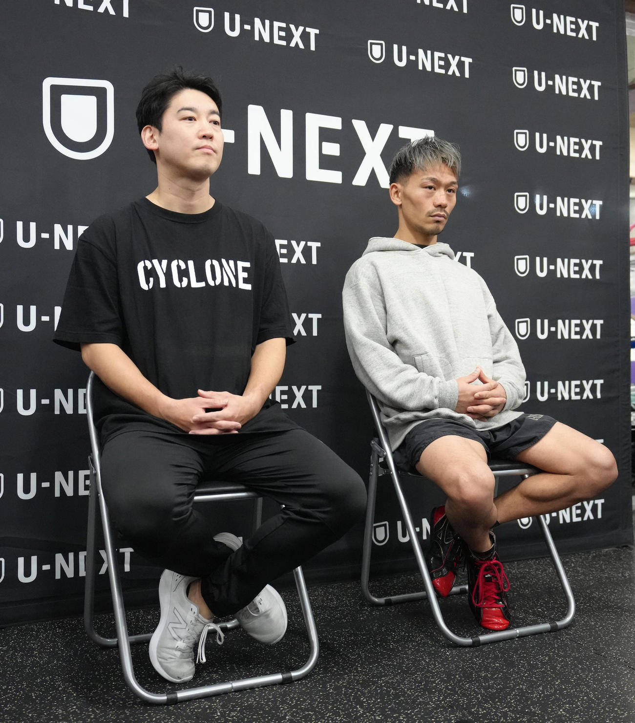 練習公開を前に会見に臨む堤（右）と石原トレーナー（撮影・足立雅史）