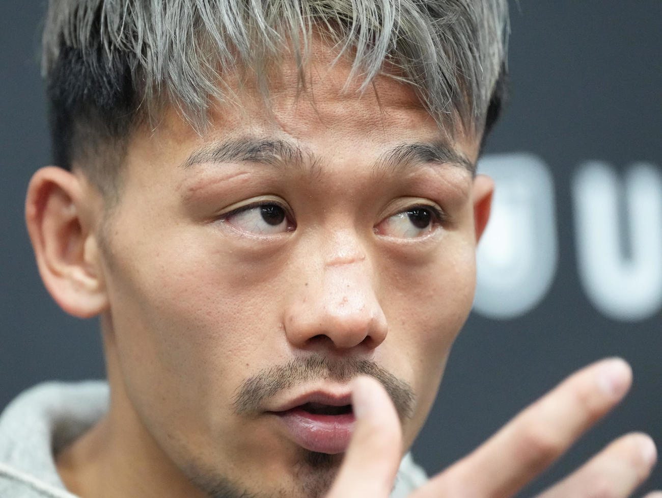 練習公開前の会見で目の手術について話す堤（撮影・足立雅史）