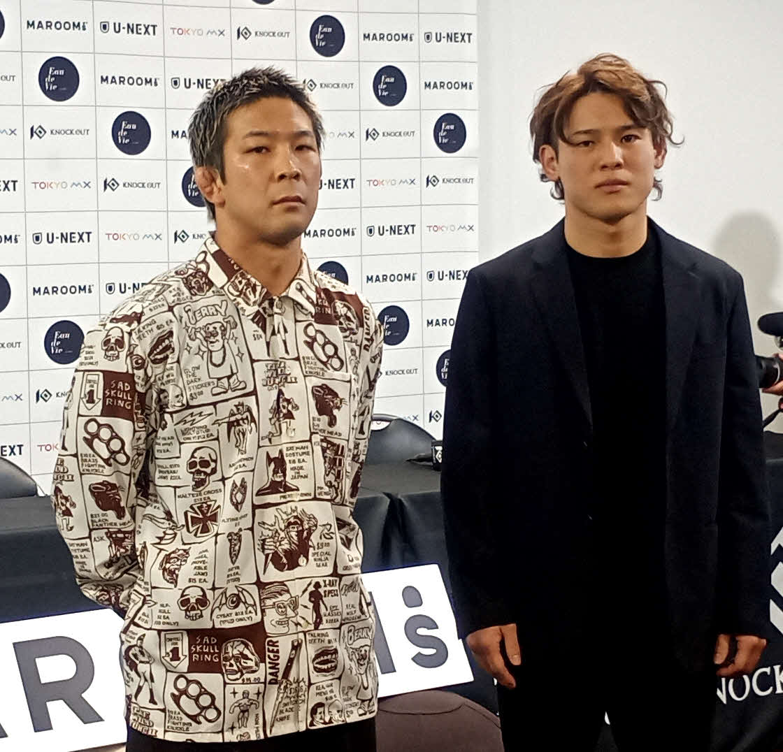 対戦する松嶋こよみ（左）と漁鬼