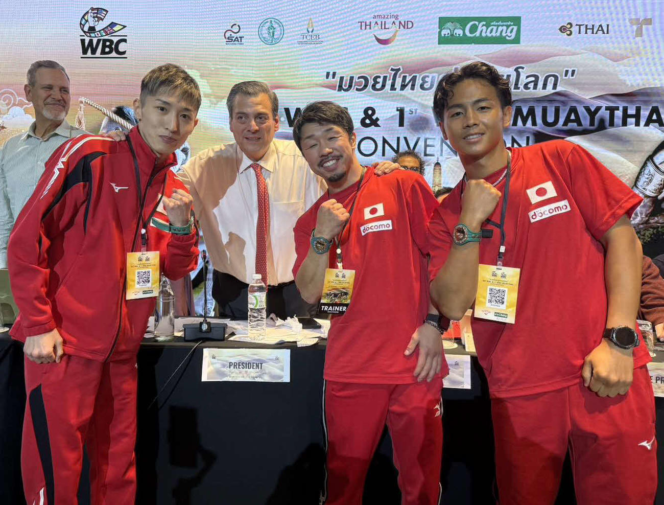 WBCヒルベルト・メンドーサ会長（左から2番目）と写真撮影する中垣龍汰朗（左端）と八重樫東トレーナー（同3番目）、武居由樹（大橋ジム提供）
