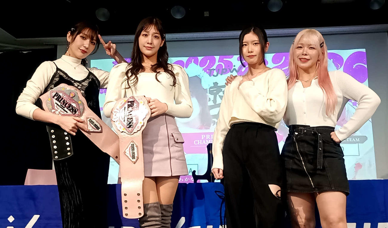 プリンセスタッグ王座戦で戦う（左から）上福ゆき＆上原わかな、風城ハル＆愛野ユキ