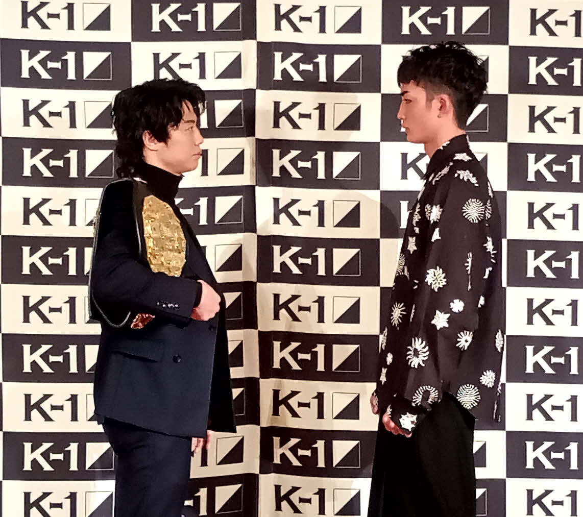 フェイスオフする金子晃大（左）と大久保琉唯