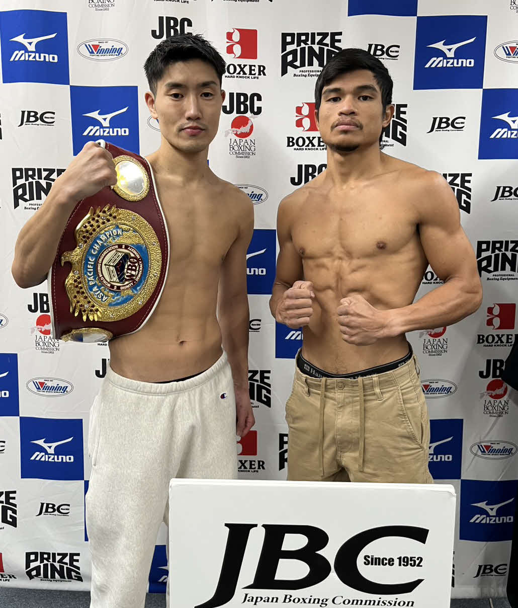 4度目防衛戦に向けて前日計量に臨んだWBOアジア・パシフィック・フェザー級王者藤田健児（左）と挑戦者の同級8位ペテ・アポリナル（帝拳ジム提供）