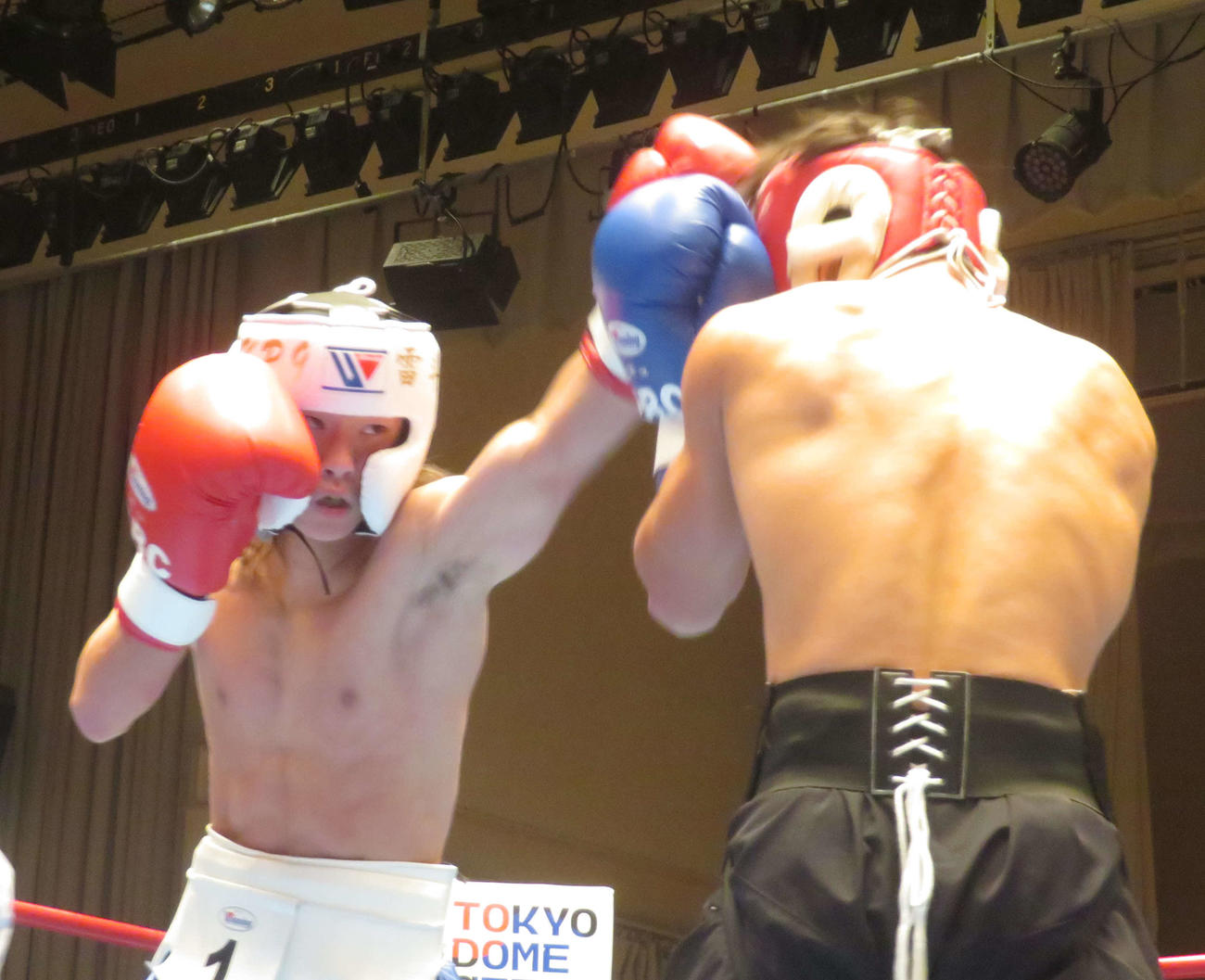 プロテストで東洋太平洋ミニマム級王者石井武志（右）とのスパーリングに臨んだ片岡雷斗