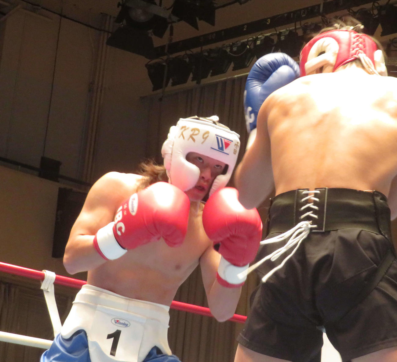 プロテストで同門の東洋太平洋ミニマム級王者石井武志（右）とスパーリングしたアマ6冠の片岡雷斗