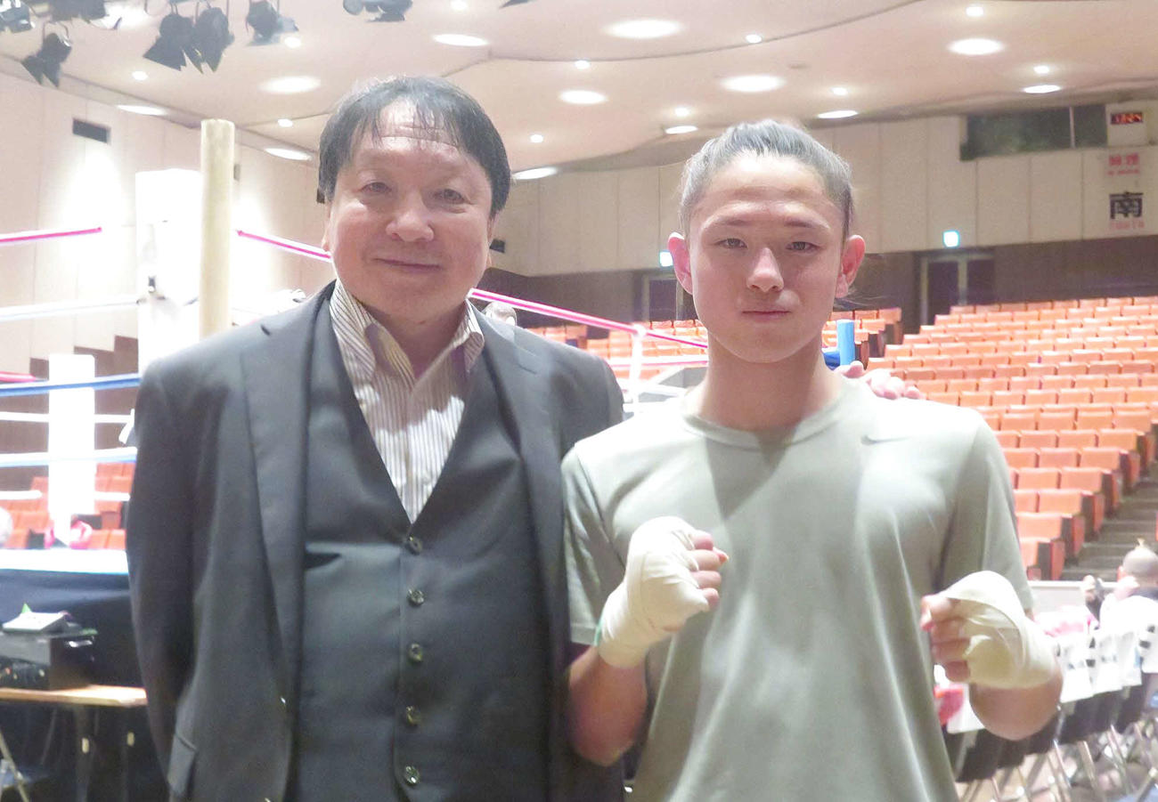 所属ジムの大橋秀行会長（左）の視察する中、プロテストを受けたアマ6冠の片岡雷斗