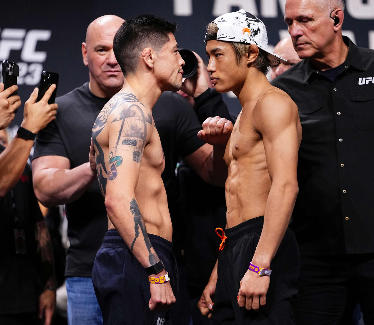 元UFCフライ級王者の同級2位ブランドン・モレノ（左）とにらみ合う同級5位平良達郎（C）Zuffa LLC／UFC