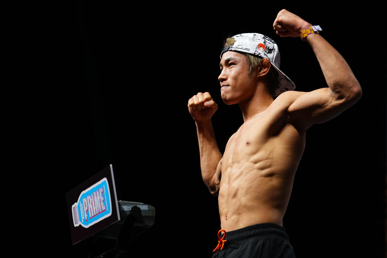 公開計量セレモニーでガッツポーズするUFCフライ級5位平良達郎（C）Zuffa LLC／UFC