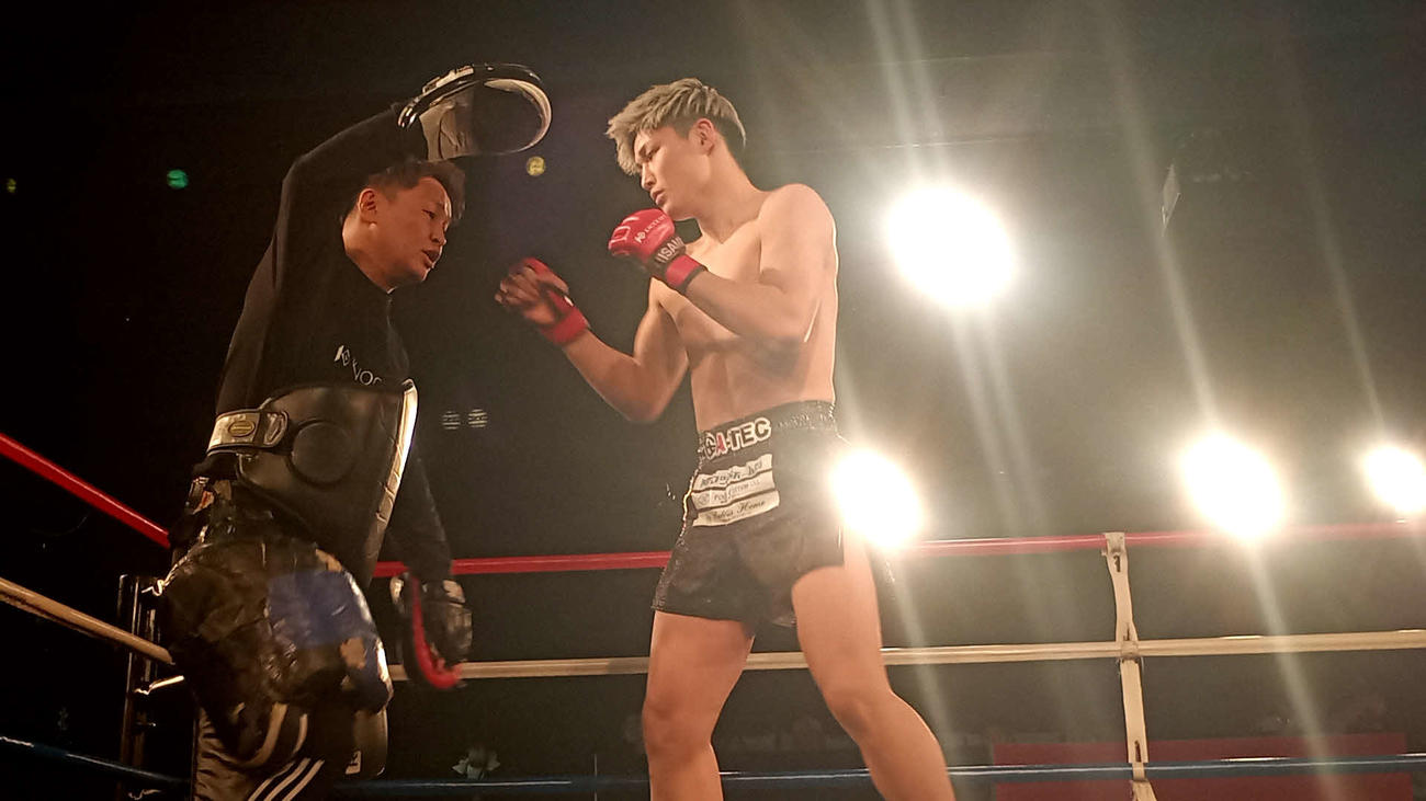 父淳平氏を相手にミット打ちを披露した久井大夢