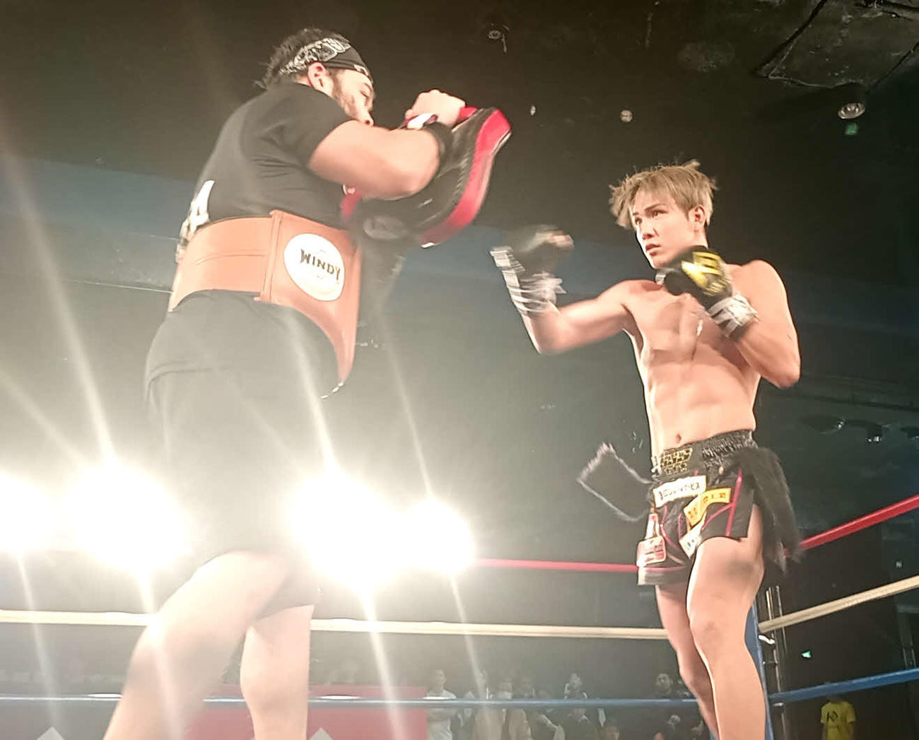 ミット打ちを披露した玖村修平