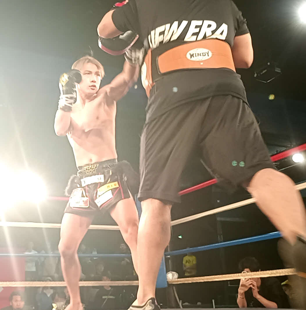 ミット打ちを披露した玖村修平