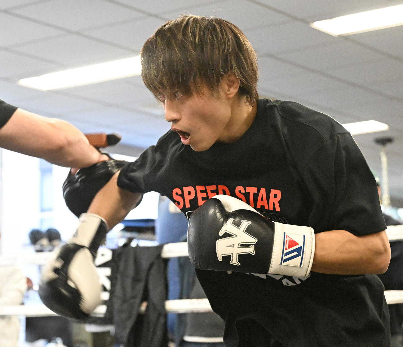 WBO世界フライ級タイトルマッチに向けた練習を公開した桑原（撮影・千葉一成）