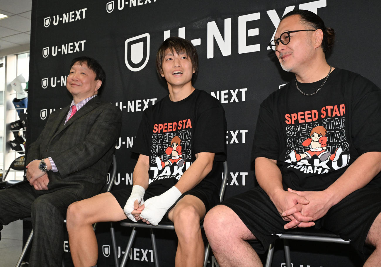 公開練習を前に取材に応じる、左から大橋会長、桑原、松本トレーナー（撮影・千葉一成）