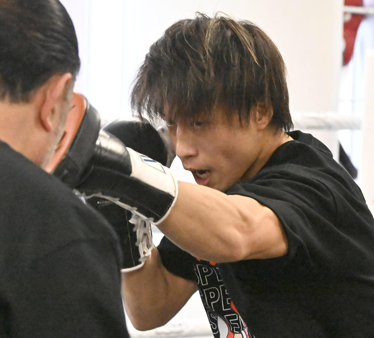 WBO世界フライ級タイトルマッチに向けた練習を公開した桑原（撮影・千葉一成）