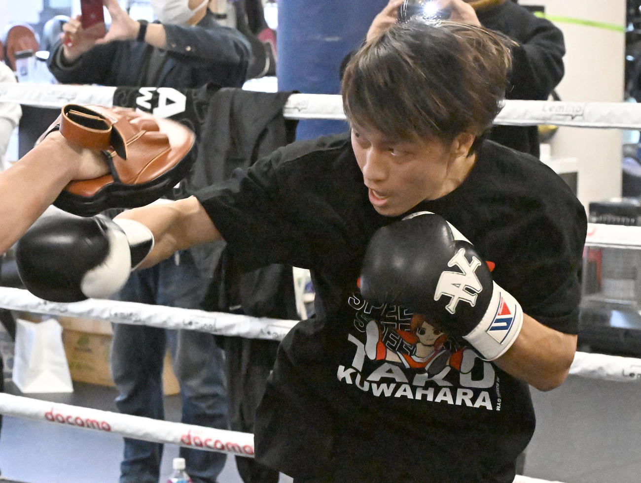 WBO世界フライ級タイトルマッチに向けた練習を公開した桑原（撮影・千葉一成）