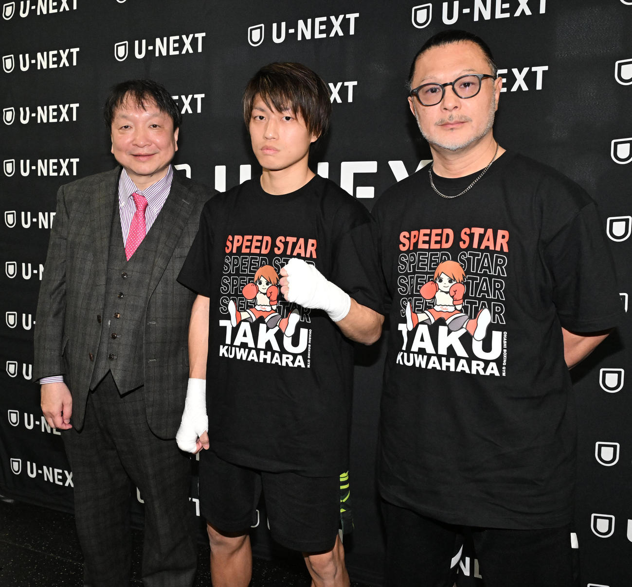 公開練習を前に写真撮影に応じる、左から大橋会長、桑原、松本トレーナー（撮影・千葉一成）