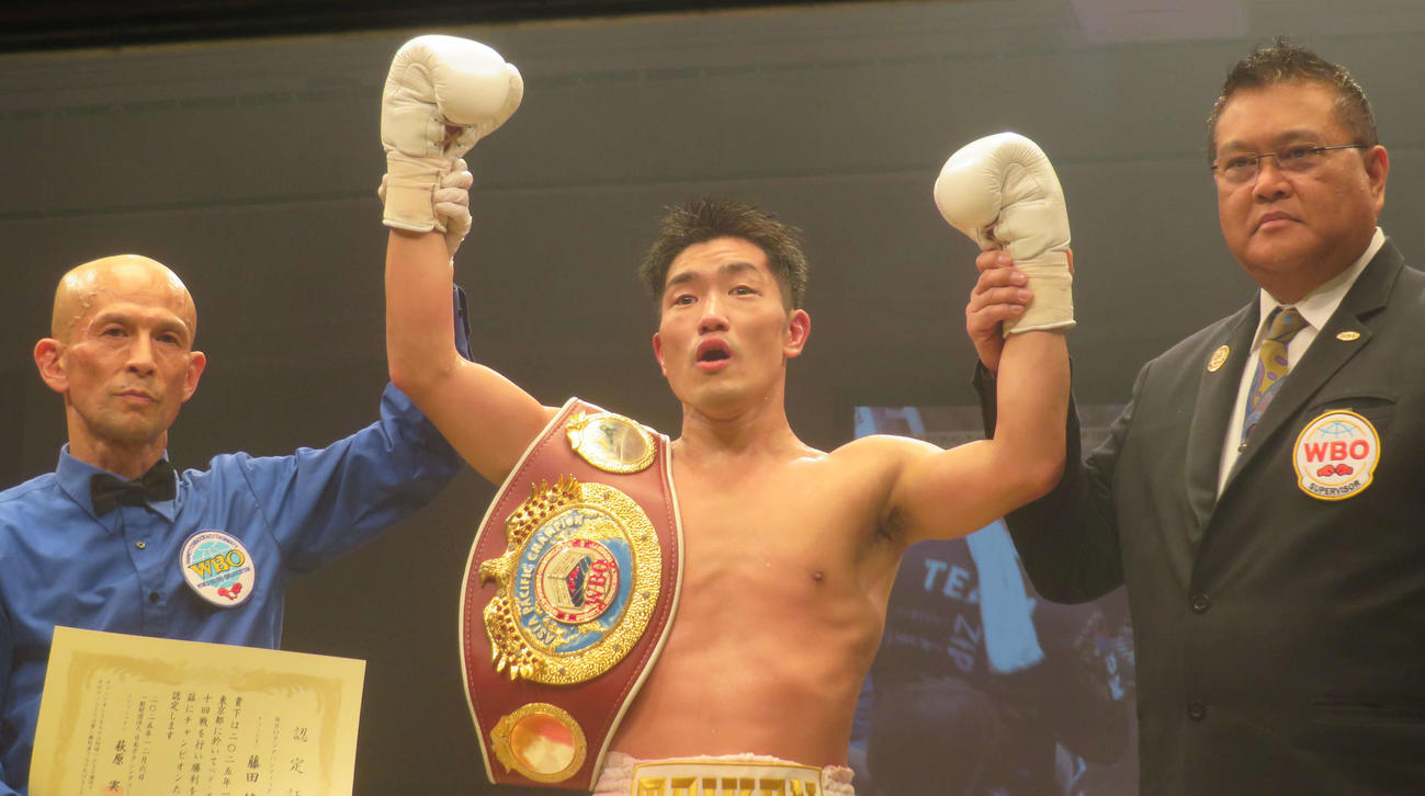 プロ初メインで4度目の防衛に成功したWBOアジア・パシフィック・フェザー級王者藤田健児（中央）