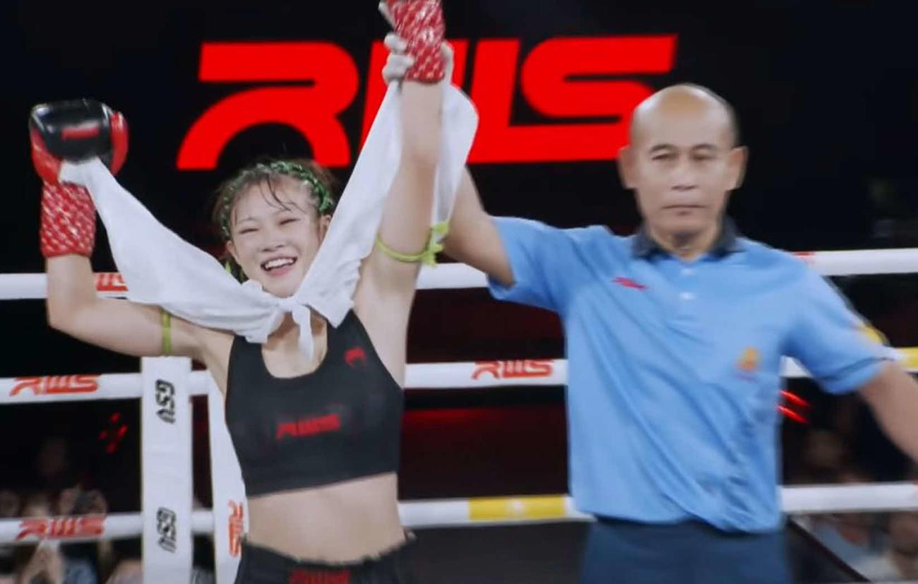 判定勝ちを告げられ笑顔の藤原乃愛（RWS公式YouTubeから）