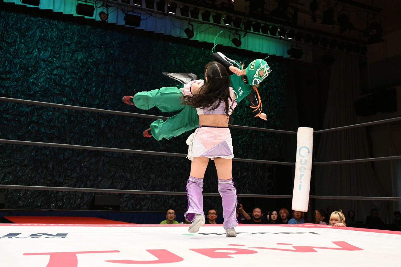小夏れんにクロスボディを見舞うオチャノー・マスク（C）東京女子プロレス