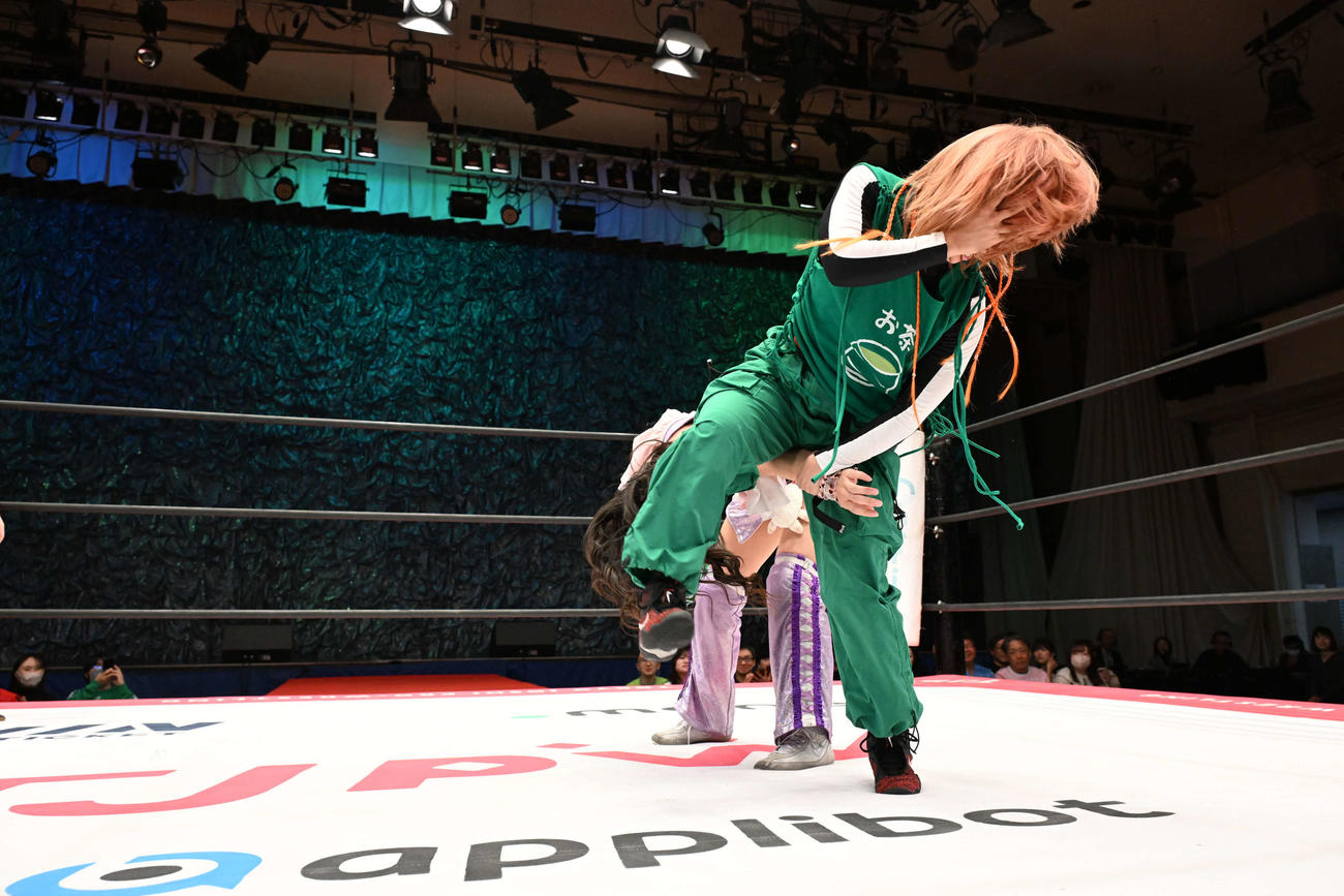 顔を隠しながら小夏れんを丸め込むオチャノー・マスク（C）東京女子プロレス